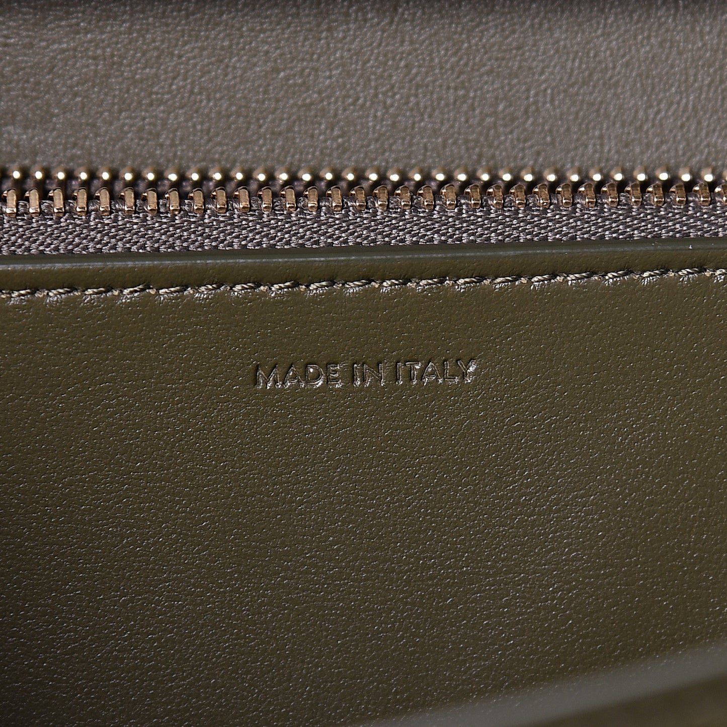 Box Calfskin Classic Box Medium Flap Bag Army Green