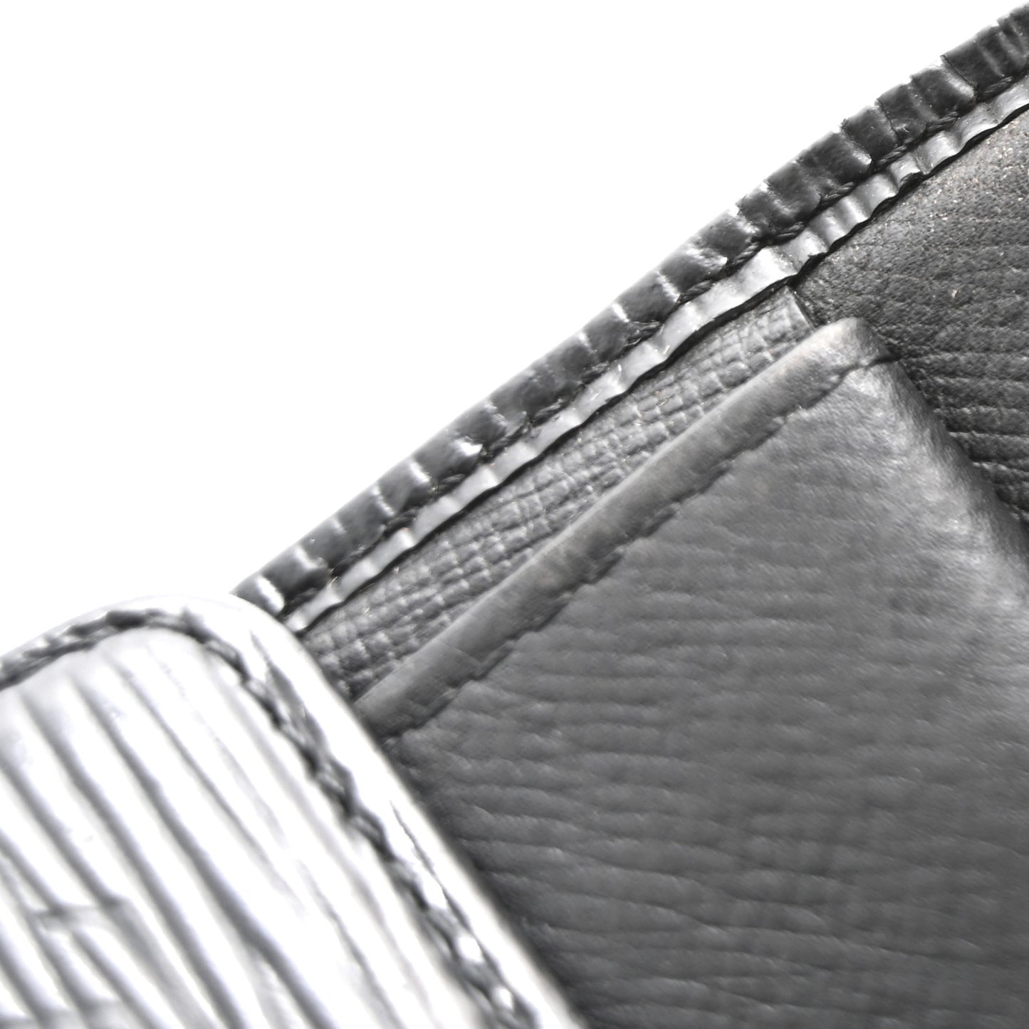 Epi Porte Tresor International Wallet Black