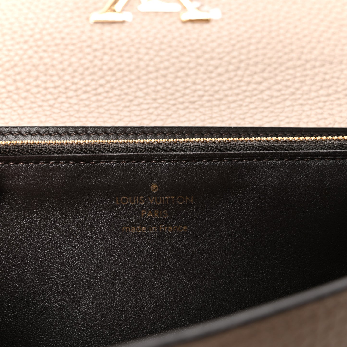 Taurillon Capucines Wallet Galet