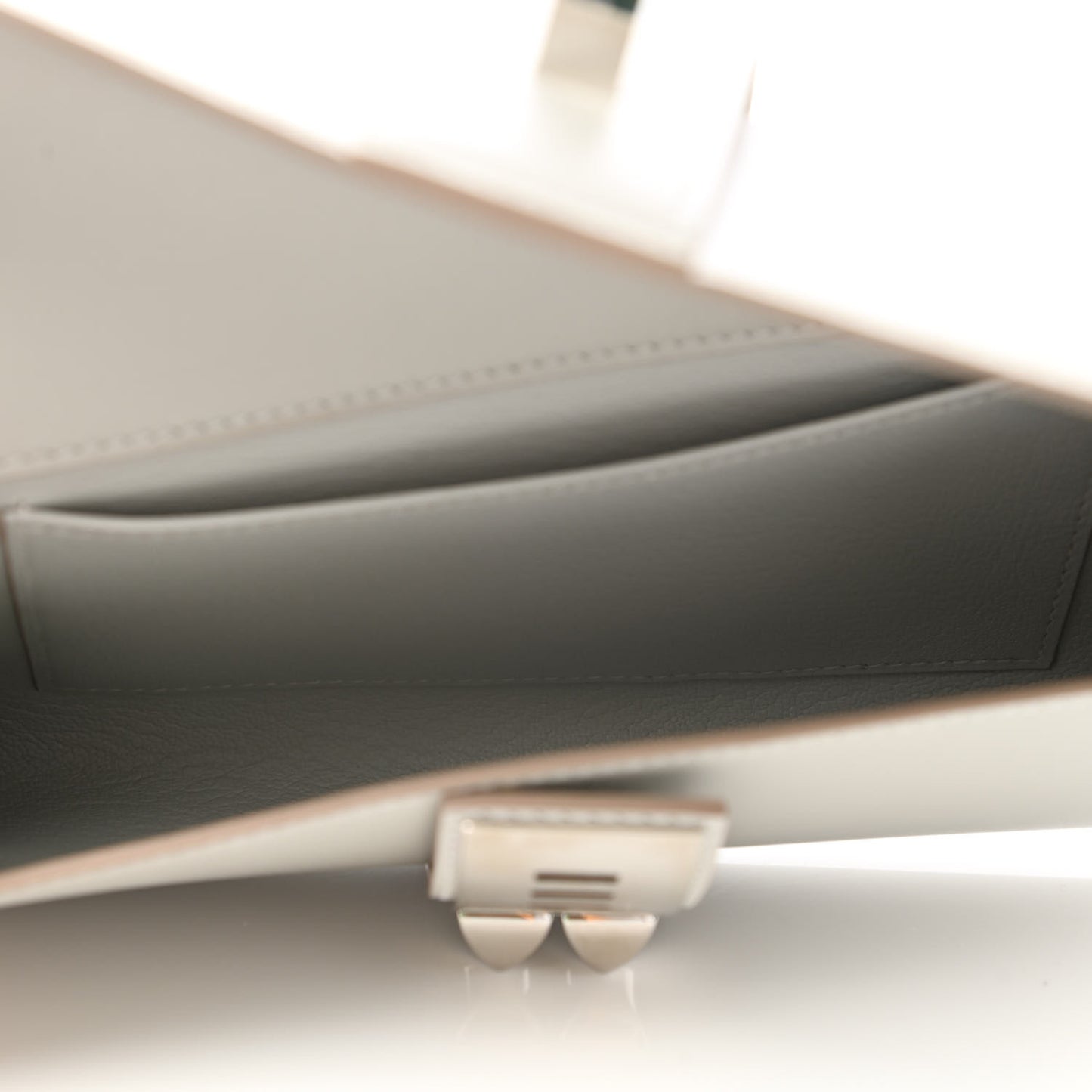 Tadelakt Medor Clutch 23 Gris Perle