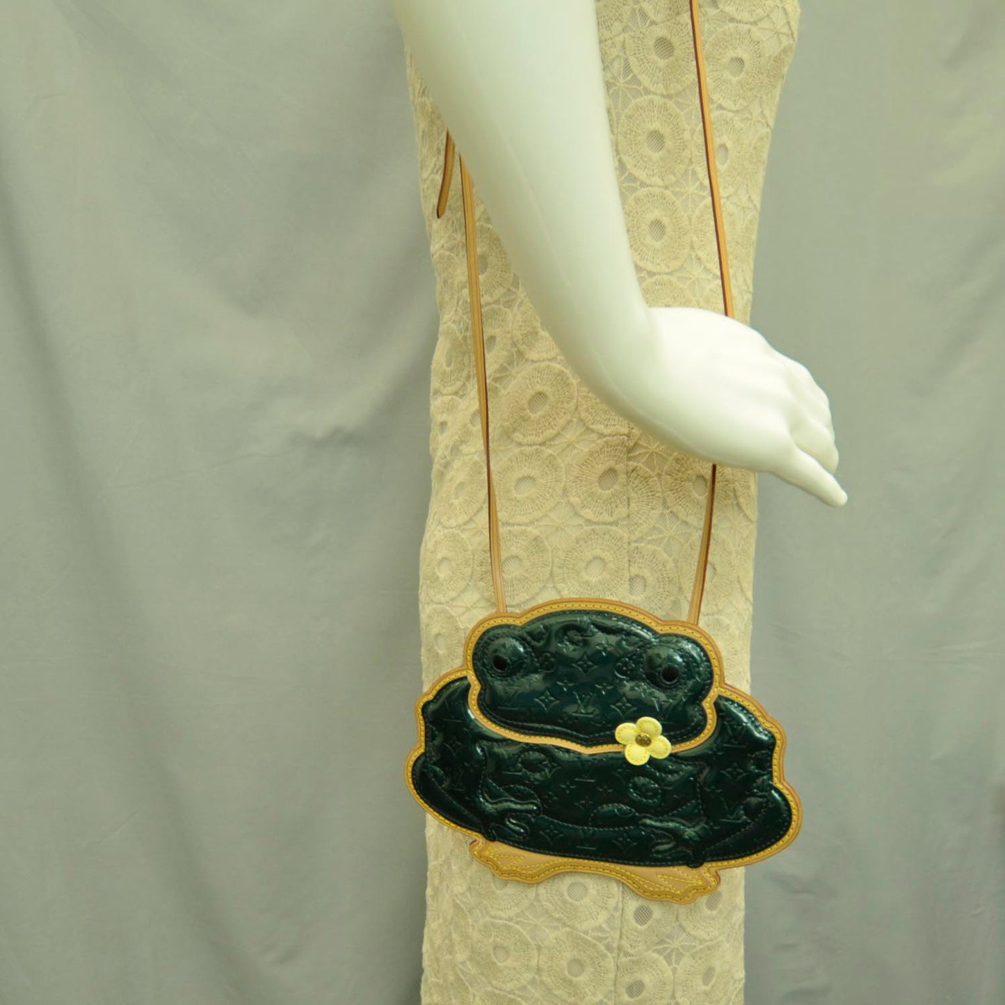 Vernis Conte de Fees Frog Shoulder Bag Sapin