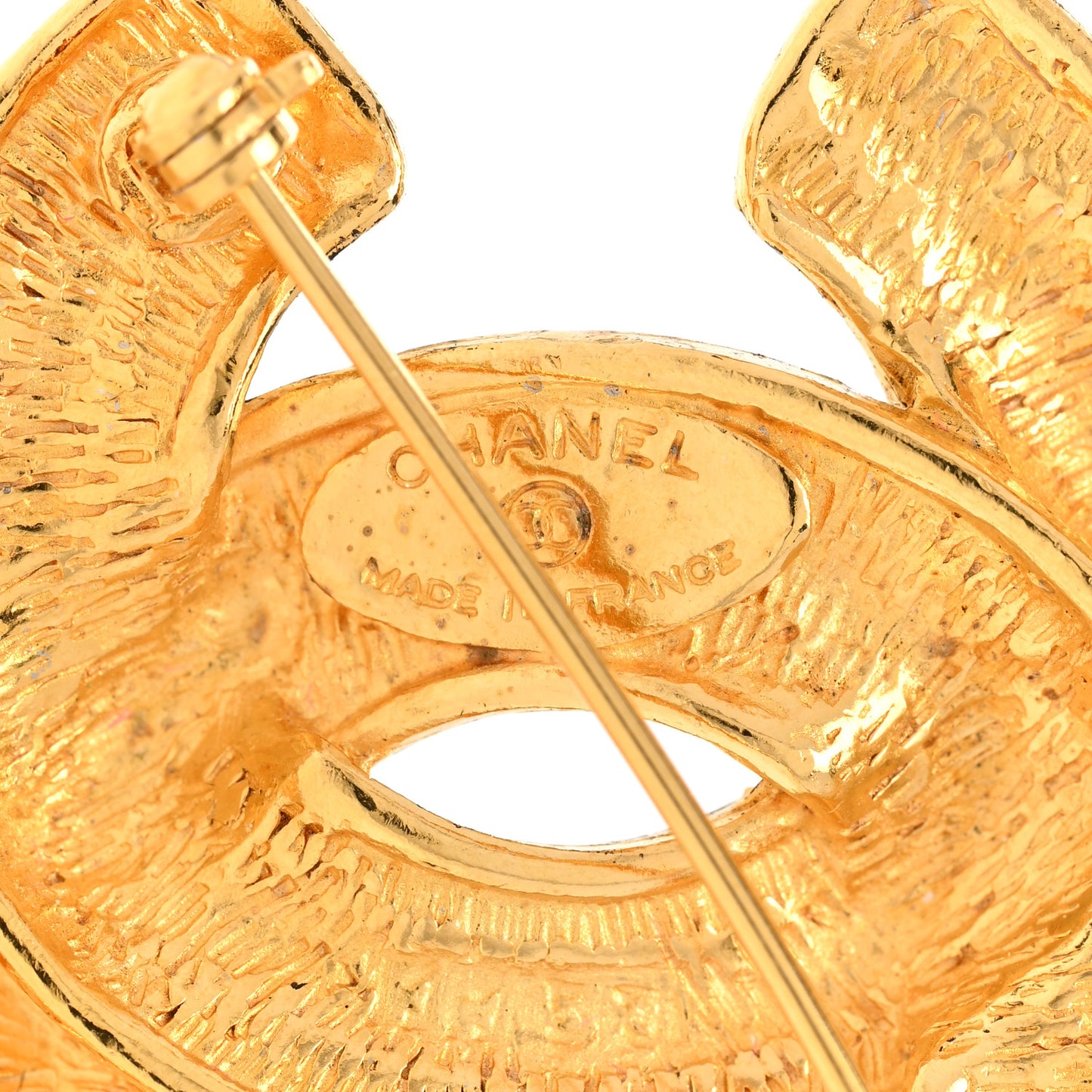 Metal Quilted Large CC Brooch Gold