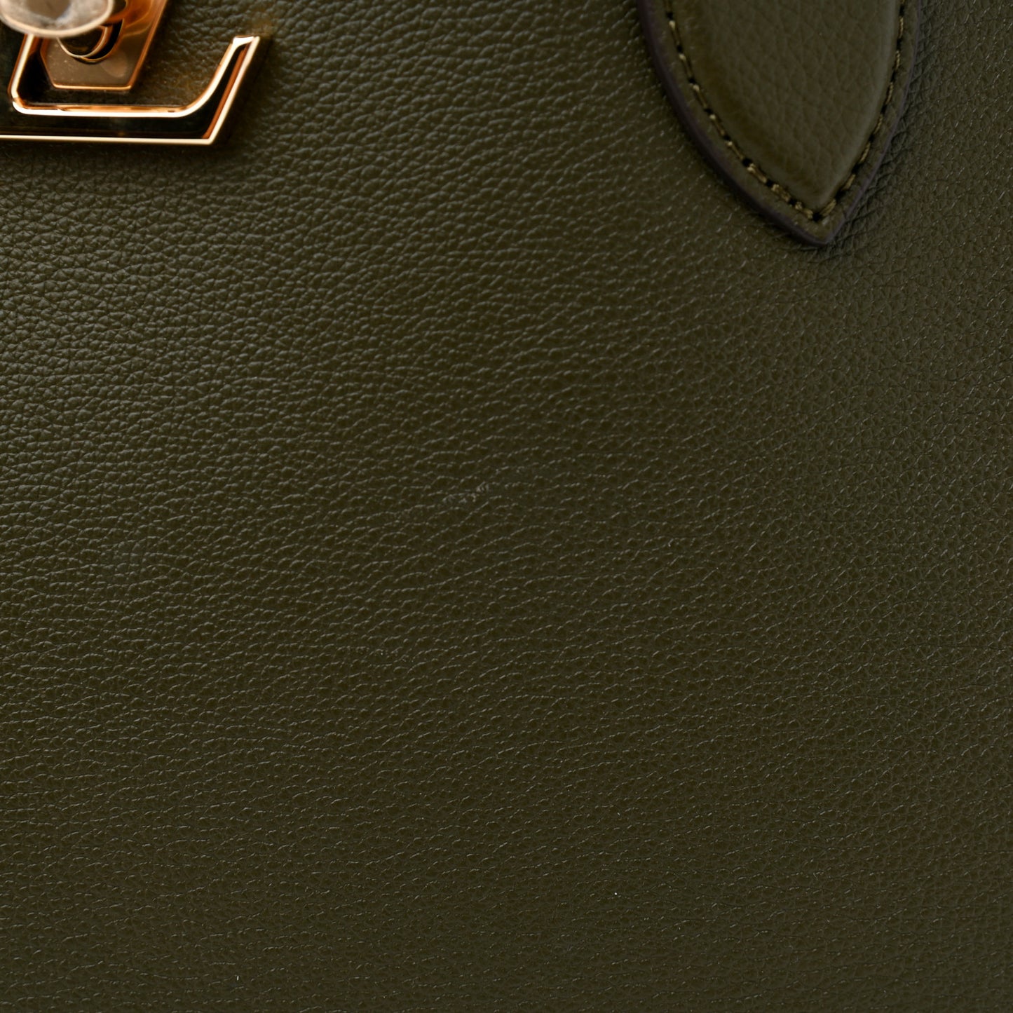 Grained Calfskin Lockme Shopper Kaki