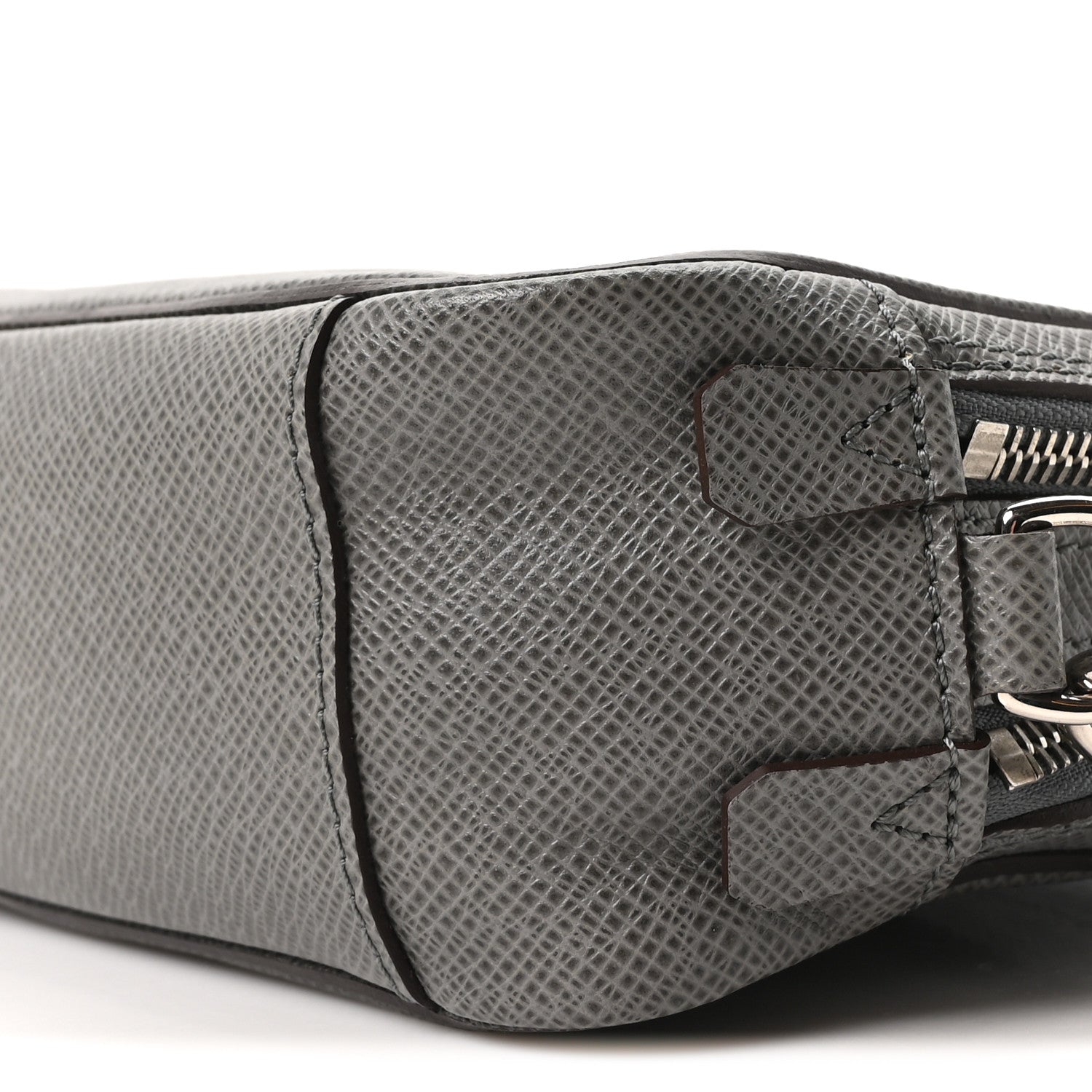 LOUIS VUITTON ダークグレー バケットハット(7-7) Louis Vuitton Taiga Neo Pavel Glacier 1829747 – FASHIONPHILE