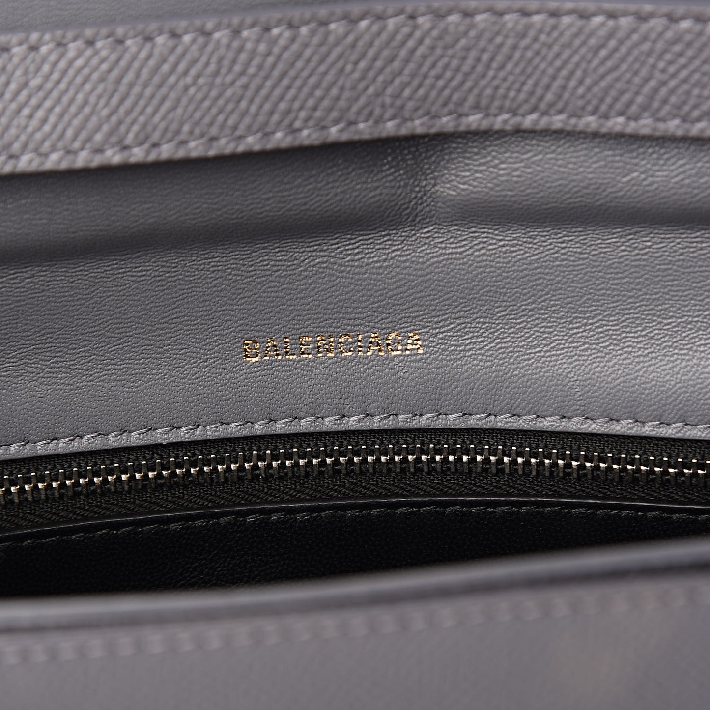 Signature Grained Calfskin Logo S Ville Day Bag Gris Perle Fonce White