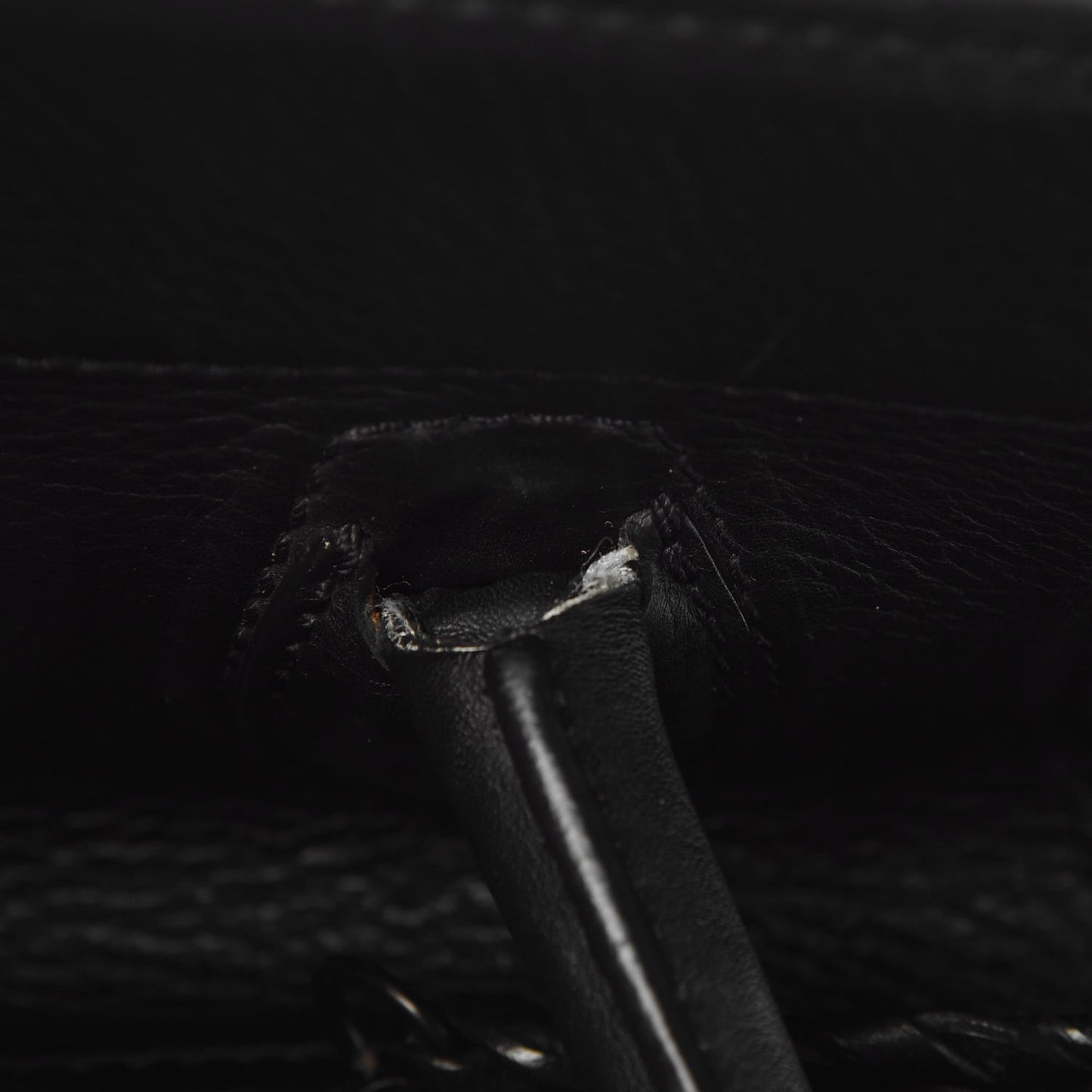 Supple Calfskin Medium Phantom Luggage Black