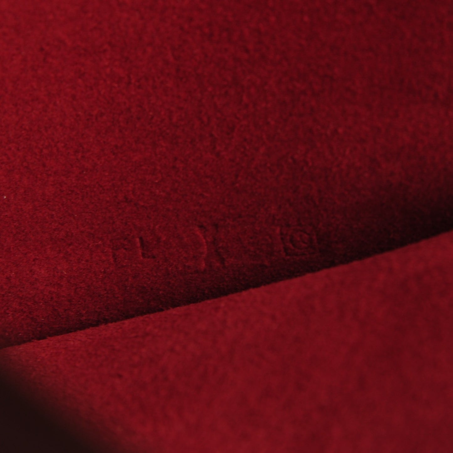 Chevre Mysore Tarmac PM Passport Holder Rouge H