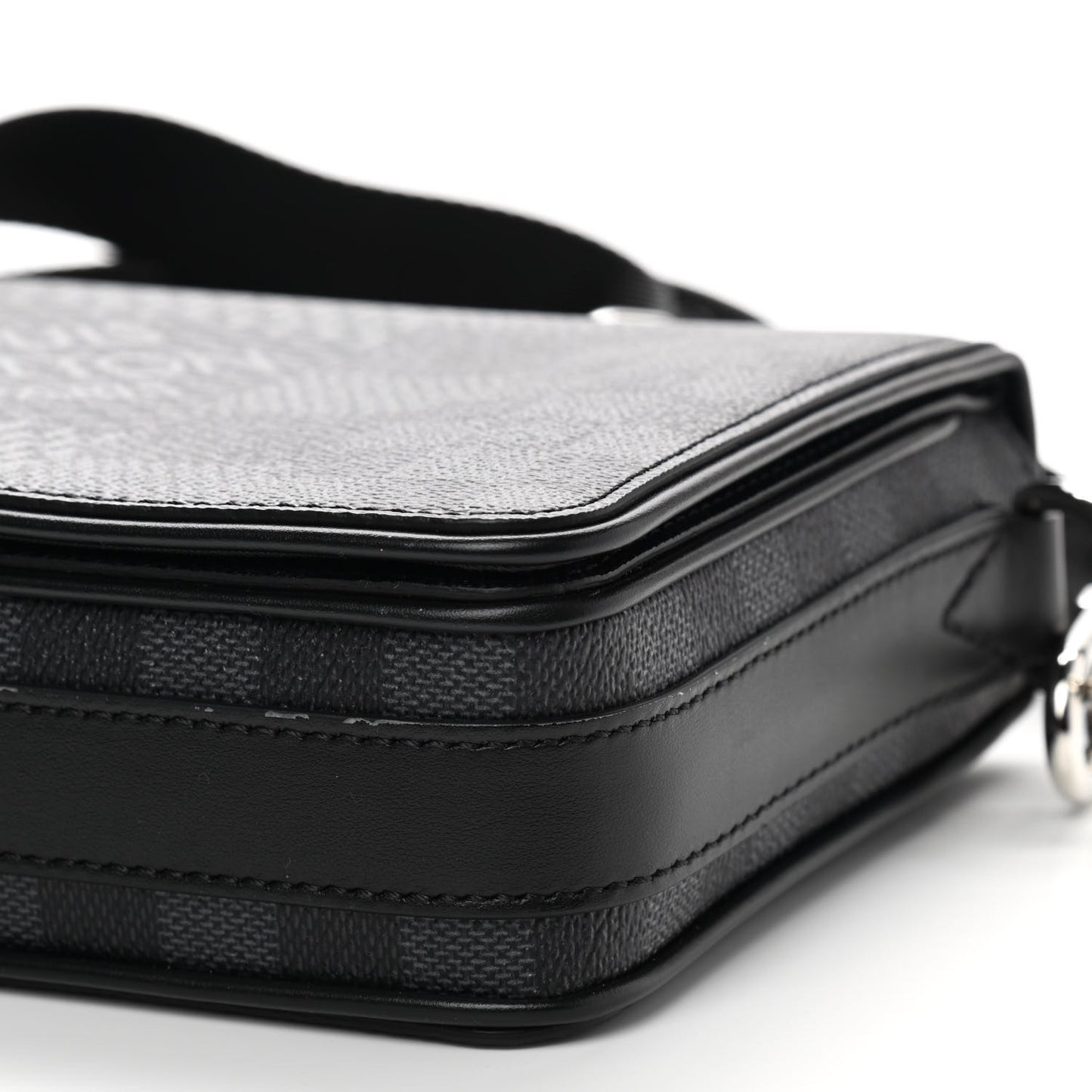 Damier Graphite 3D Studio Messenger