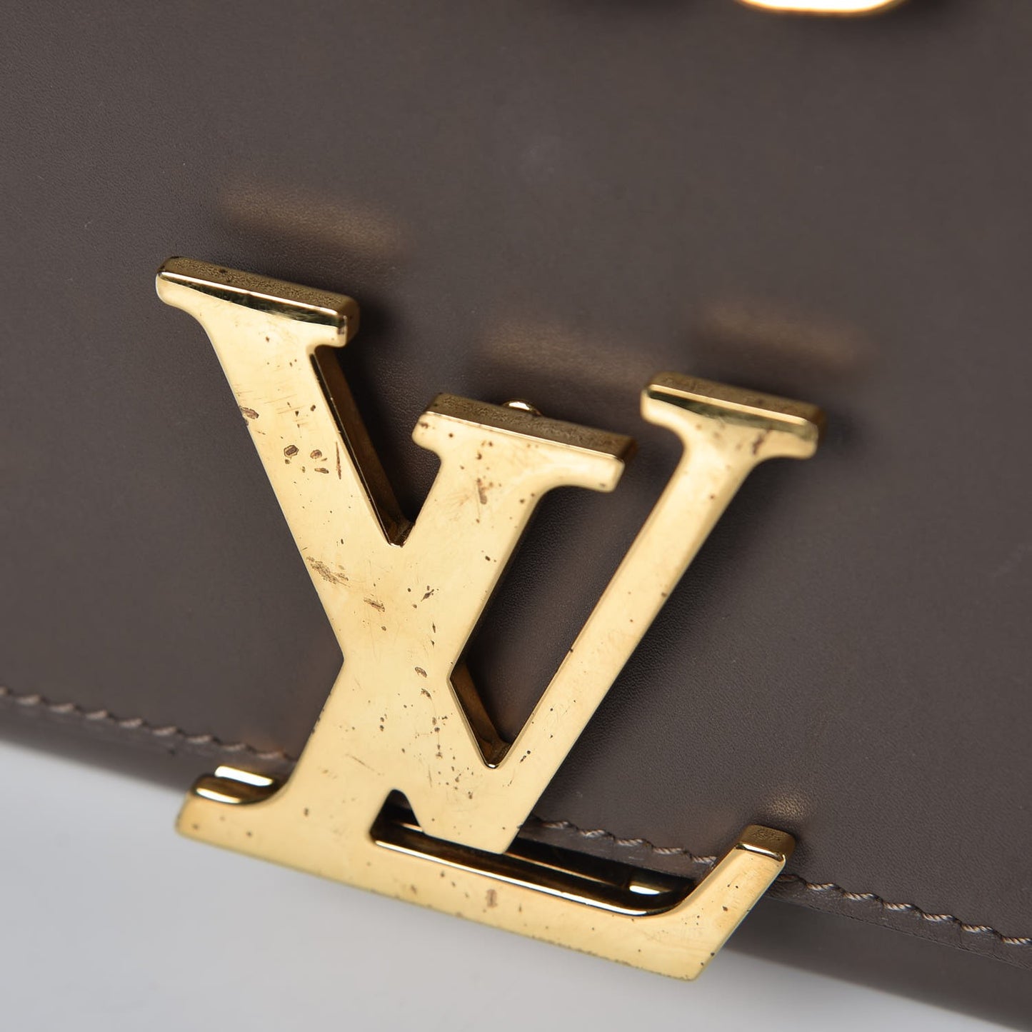Calfskin Chain Louise GM Granit
