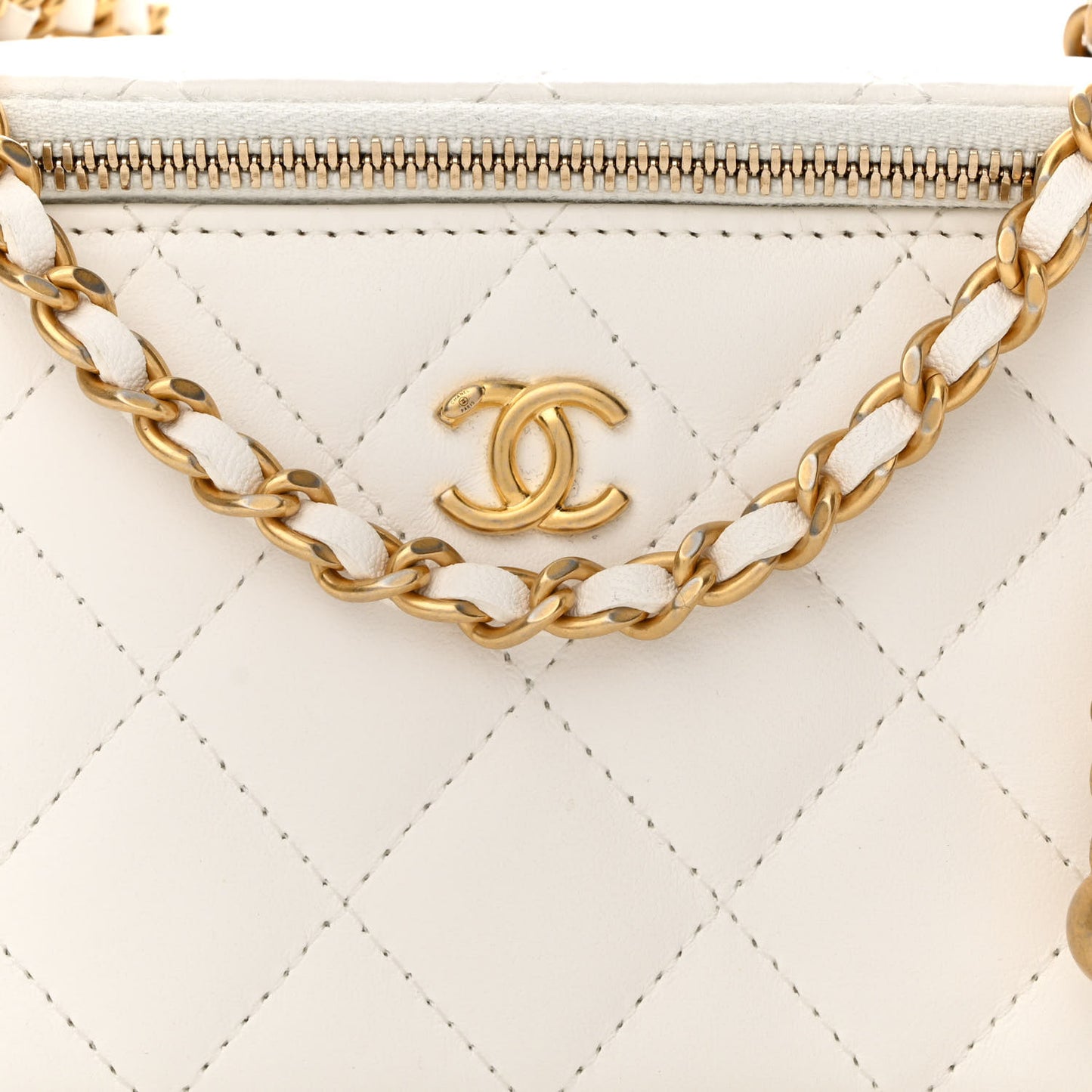 Lambskin Quilted Pearl Crush Small Vanity Case With Chain White