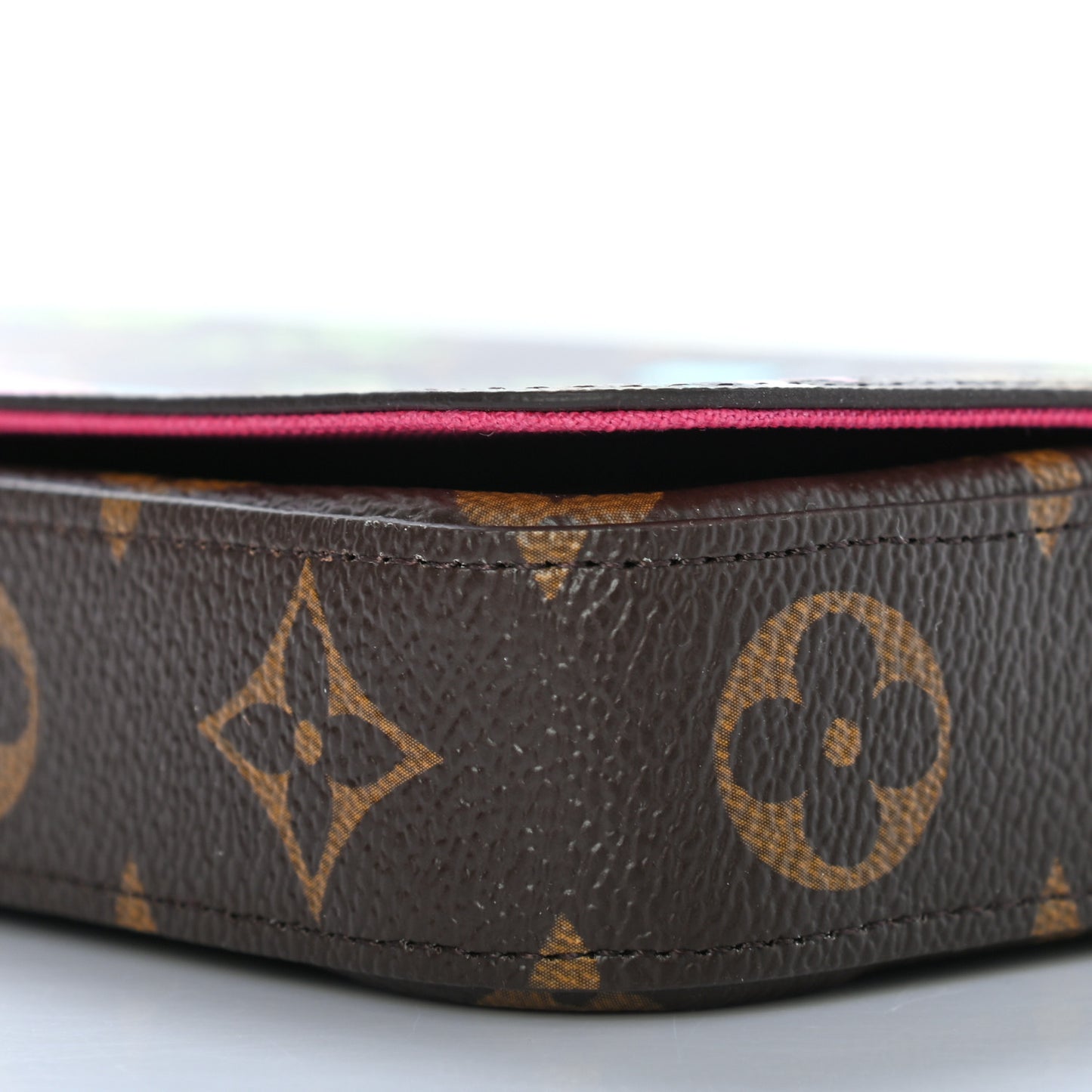 Monogram 2021 Christmas Animation Hollywood Pochette Felicie Chain Wallet Fuchsia