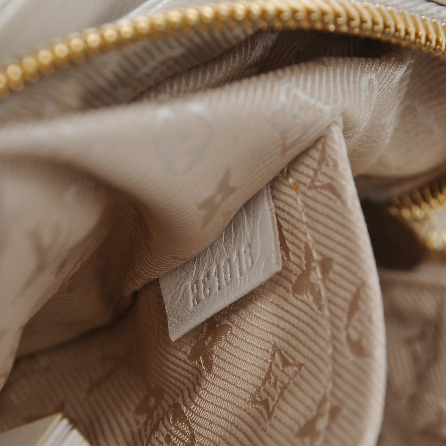 Louis Vuitton Lambskin Riveting Ecru 7 of 7