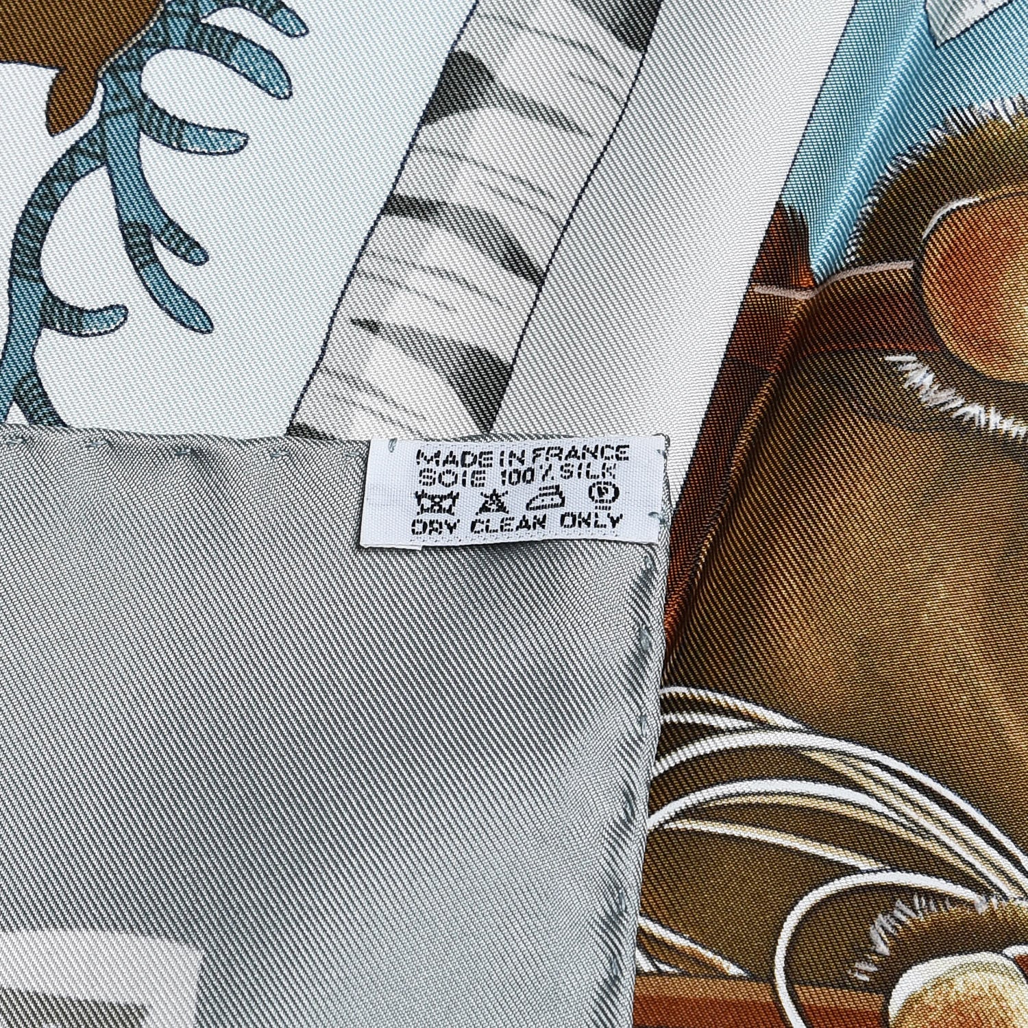 Hermes Silk La Vie Du Grand Nord Scarf 90 Bleu Lavande Bleu Pale Gris Perle 3 of 5