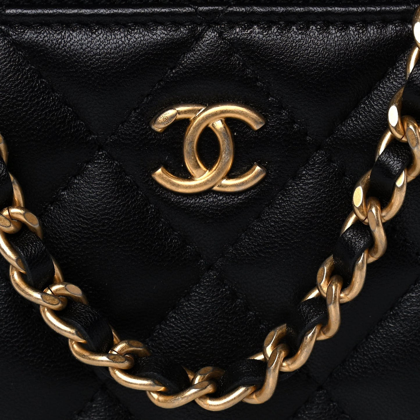 Lambskin Quilted Pearl Crush Small Vanity Case With Chain Black