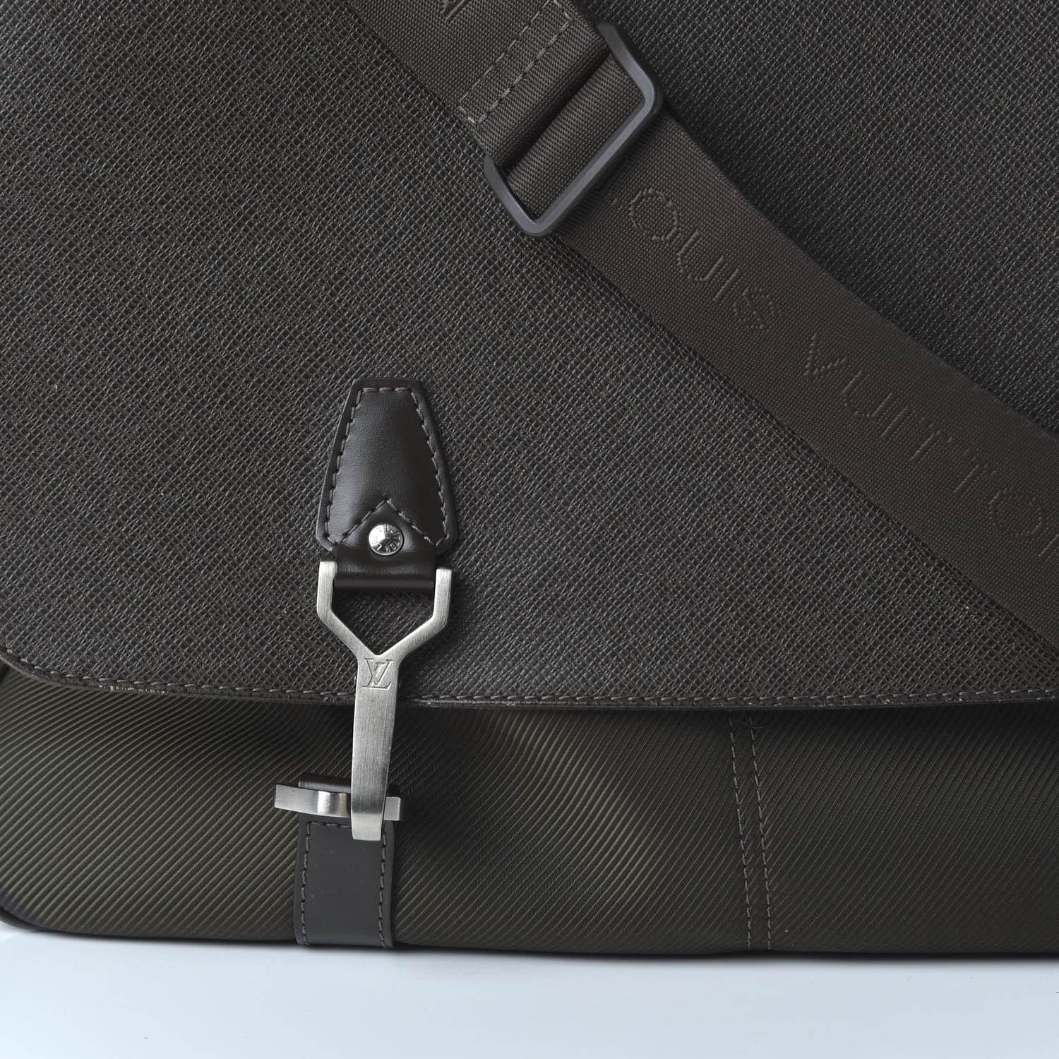 Louis Vuitton Taiga Dersou Messenger Bag Grizzli 9 of 12