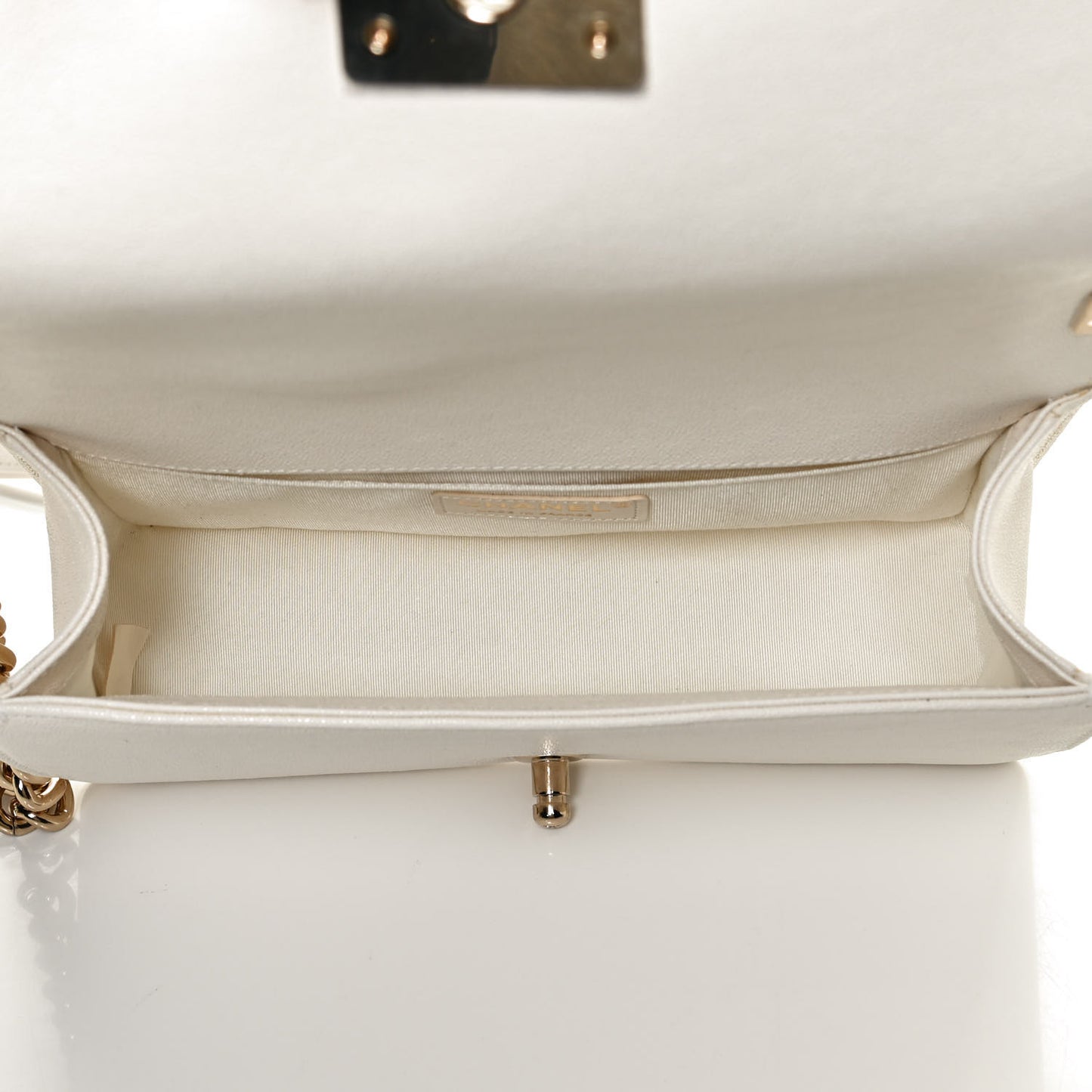 Caviar Quilted Medium Boy Flap White