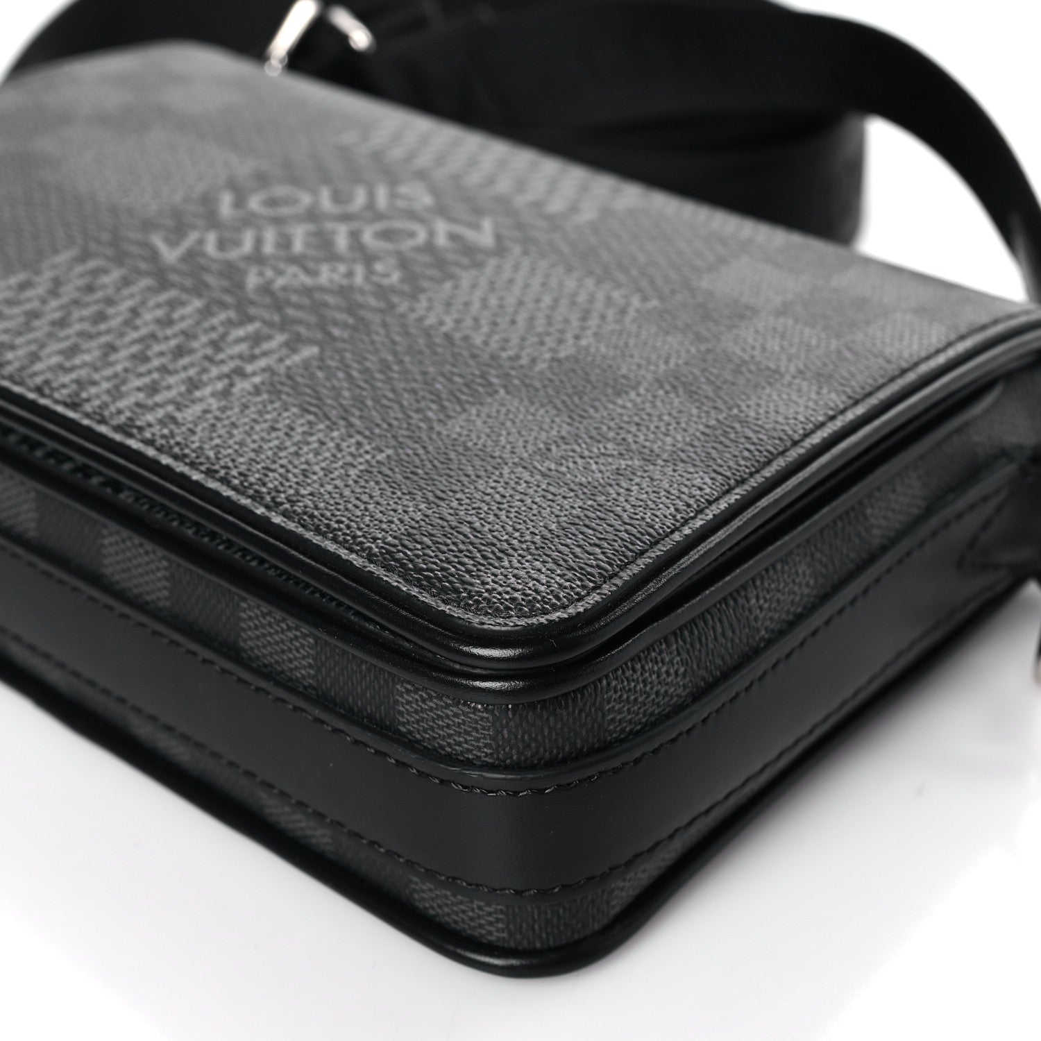 Louis Vuitton Damier Graphite 3D Studio Messenger 8 of 8