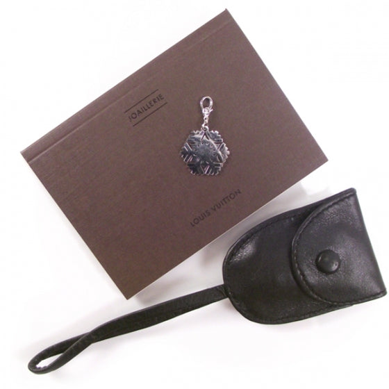 Louis Vuitton Charms de Monogram Diamond Snowflake Pendant 2 of 5