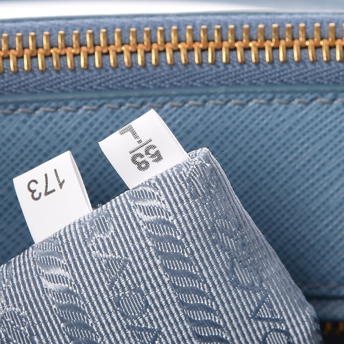 Saffiano Medium Galleria Double Zip Tote Aviazione