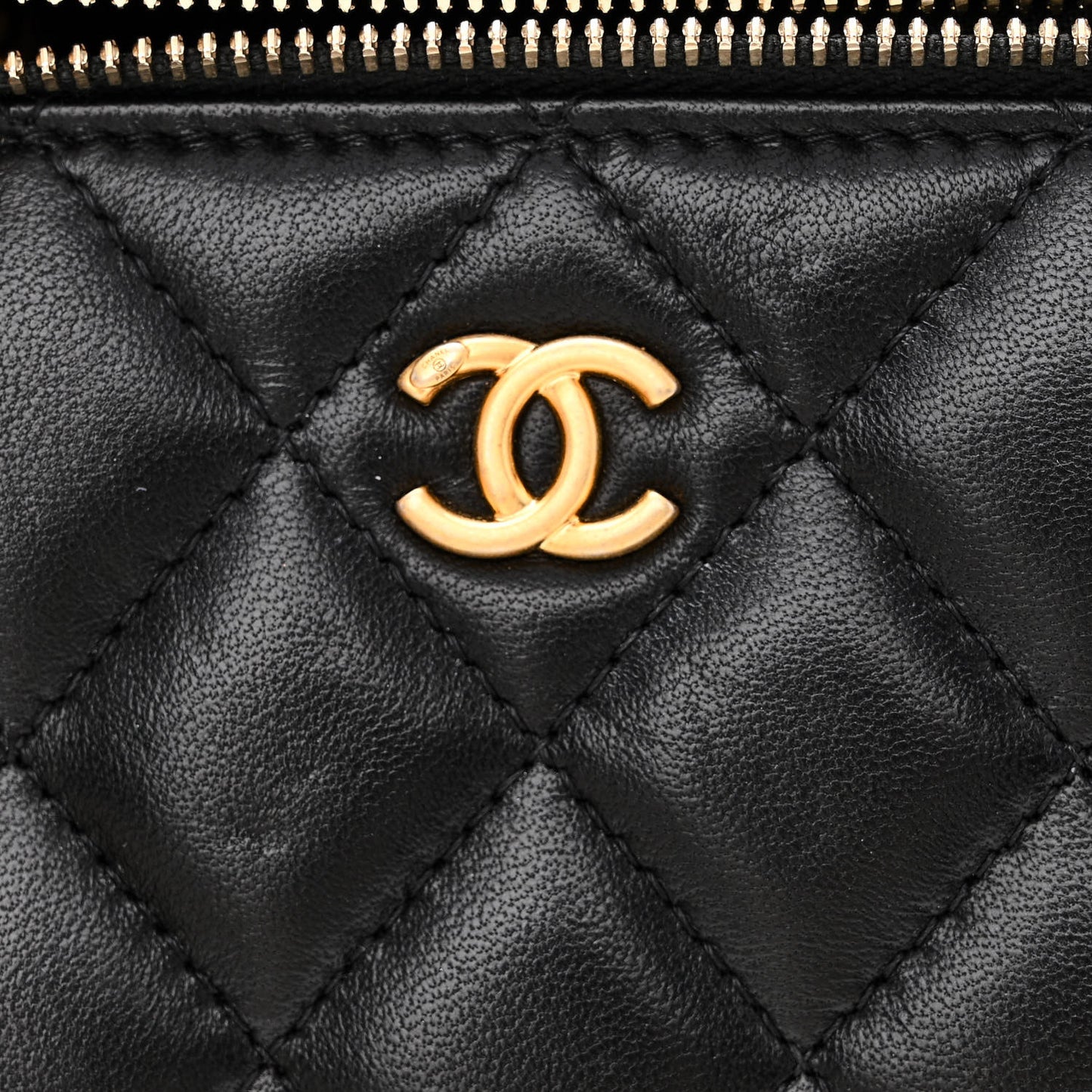 Lambskin Quilted Pearl Crush Small Vanity Case With Chain Black