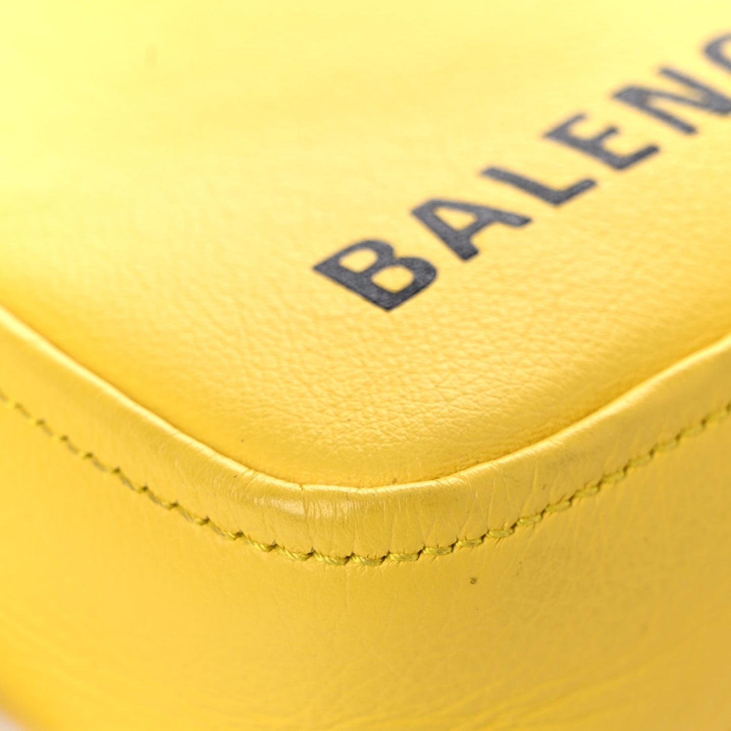 Shiny Day Calfskin Logo M Triangle Pouch Jaune Black