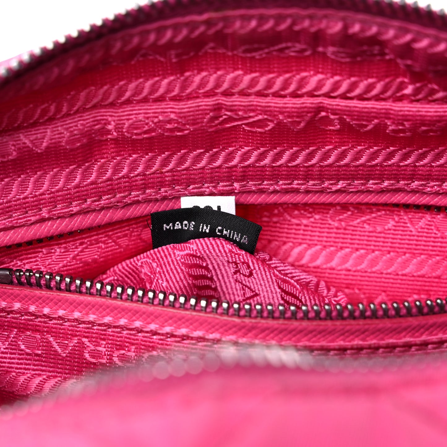 Nylon Tessuto Impuntu Quilted Chain Crossbody Fuxia