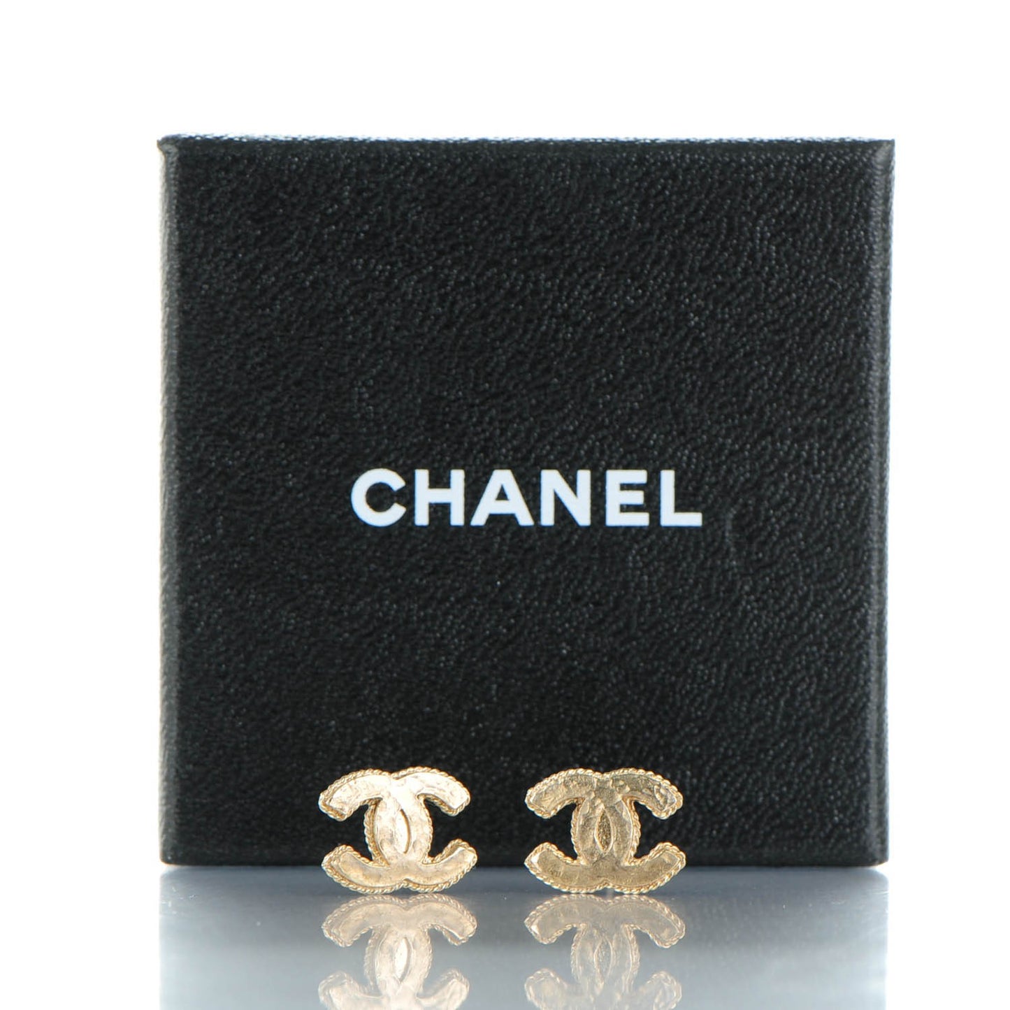Hammered CC Earrings Gold