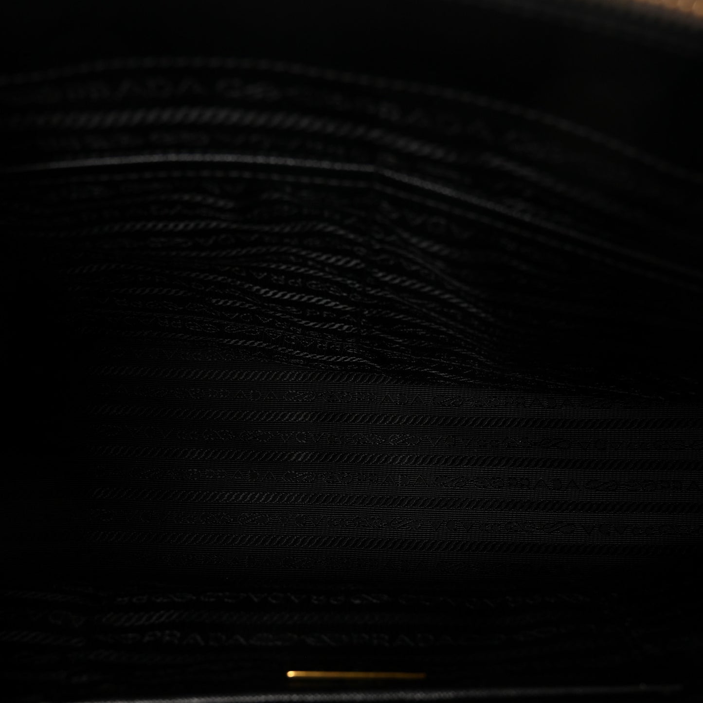 Saffiano Lux Medium Galleria Double Zip Tote Black
