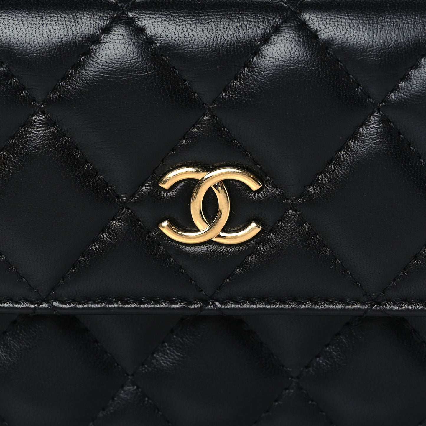 Lambskin Resin Quilted Clutch With Chain Black