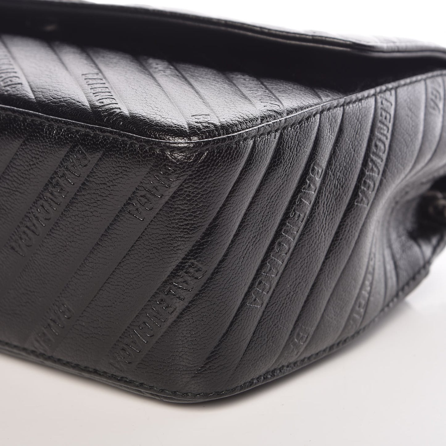 Shiny Goatksin Logo Embossed Monochrome M BB Round Shoulder Bag Black