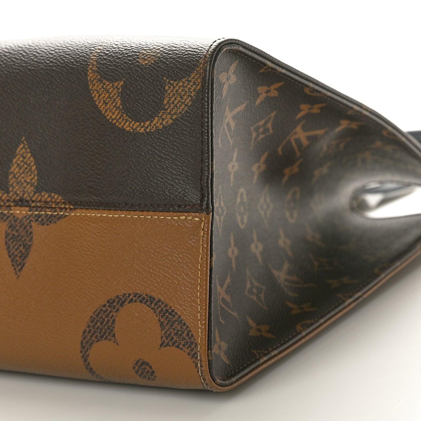 Reverse Monogram Giant Onthego MM