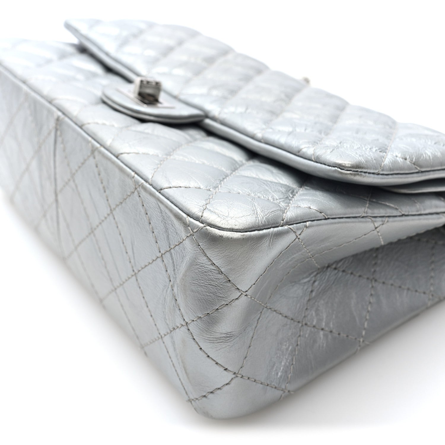CHANEL グレー ボディバッグ キルティング Chanel Metallic Lambskin Quilted 2.55 Reissue 226 Flap Silver