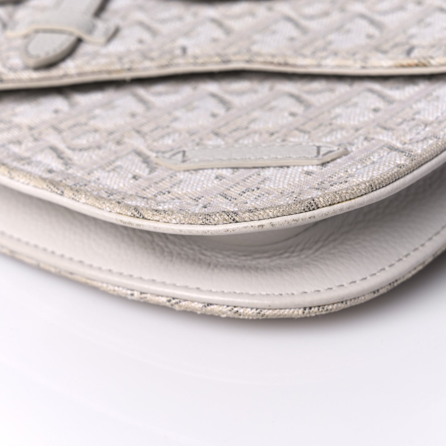 Oblique Saddle Messenger Pouch Beige