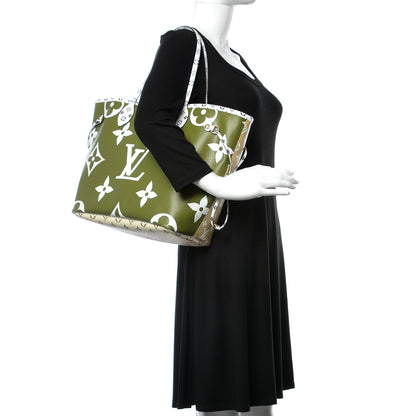 Louis Vuitton Monogram Giant Neverfull MM Kaki 2 of 11