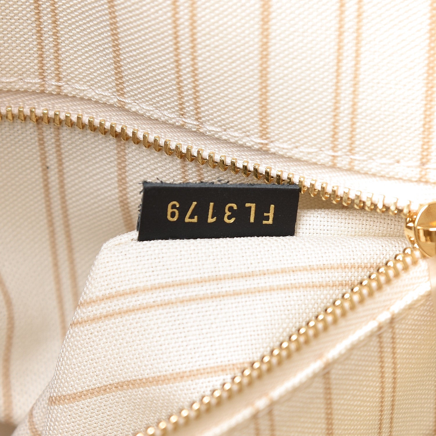 Louis Vuitton Monogram Giant Jungle Onthego GM Ivory 7 of 11