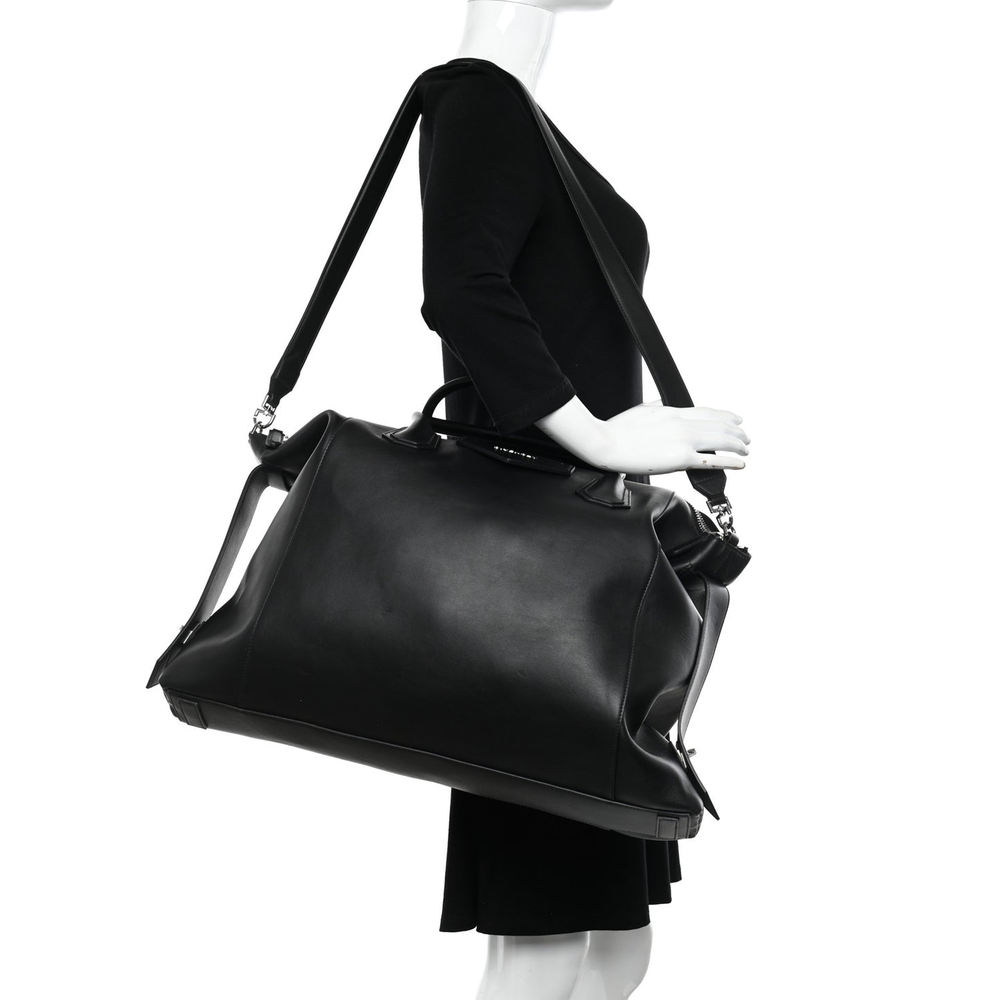 Smooth Calfskin Large Soft Antigona Black