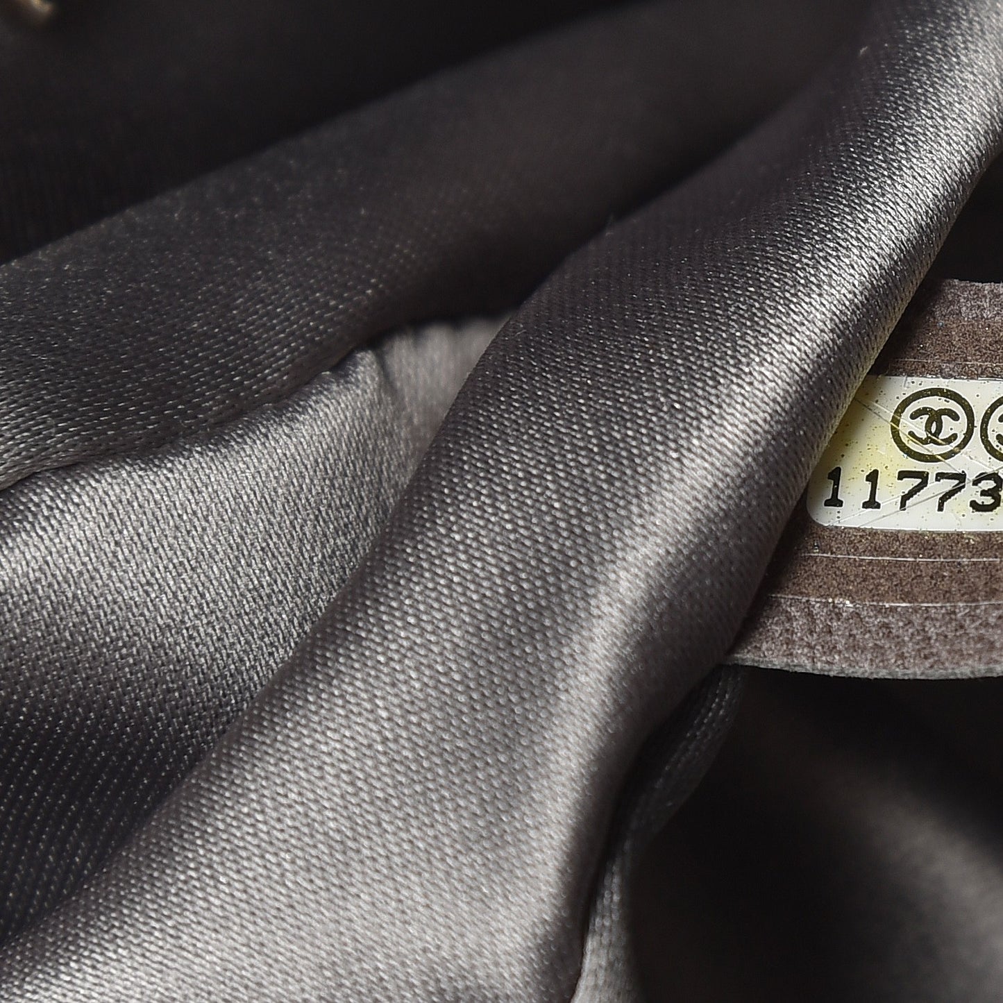 Vinyl Graphic Edge Flap Black