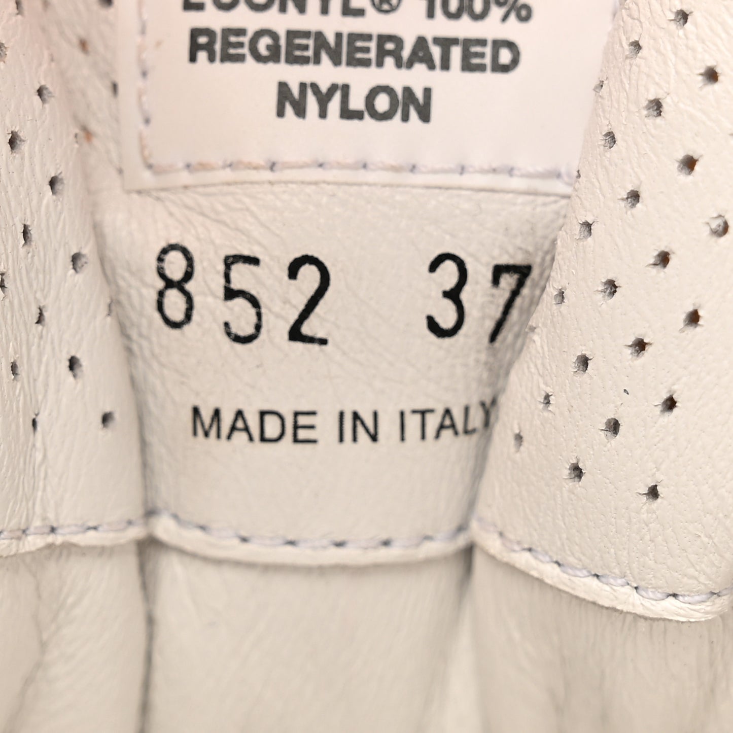 Re-Nylon Piuma Metal Triangle Logo Quilted 45mm Sneakers 37 Alabastro