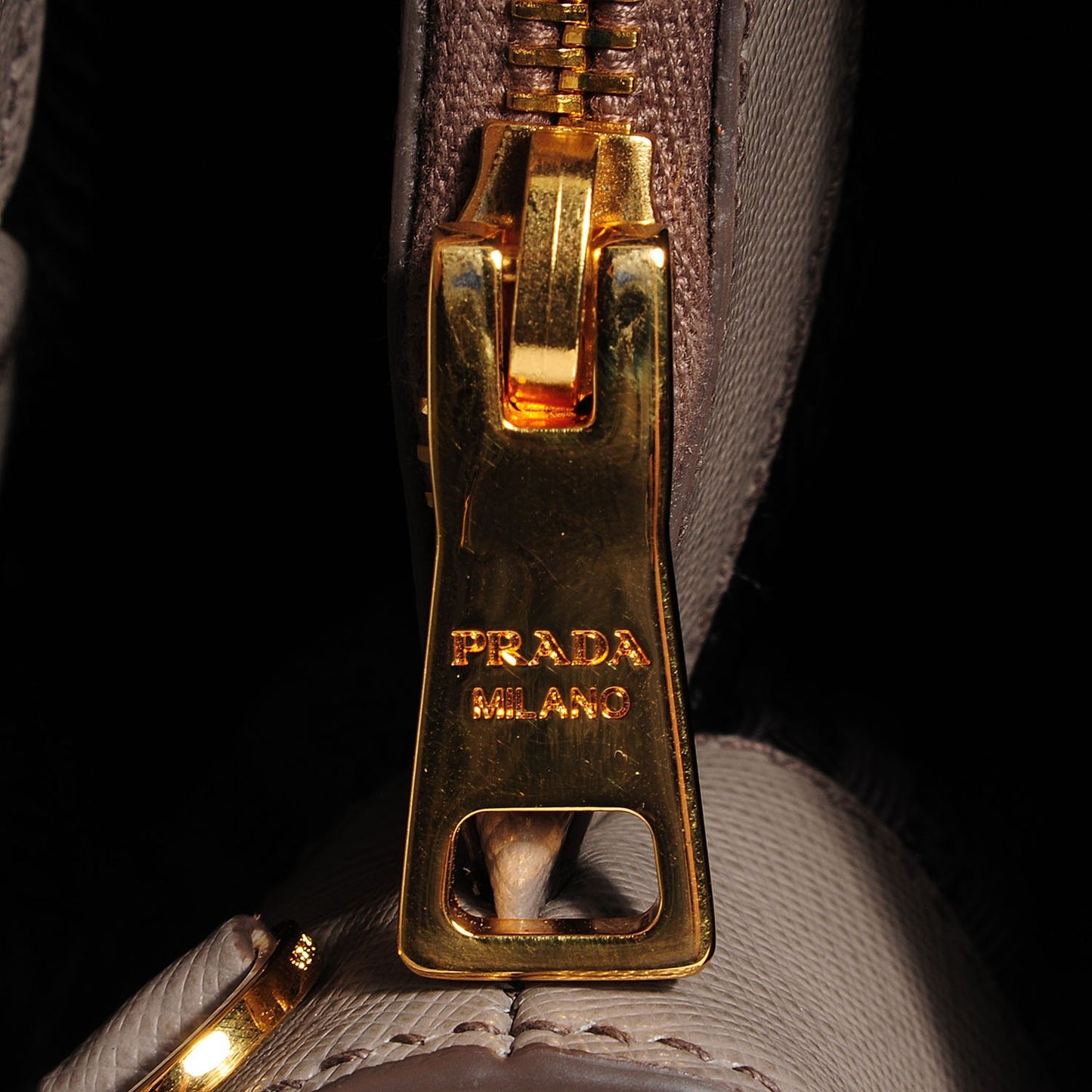 Saffiano Lux Medium Tote Argilla