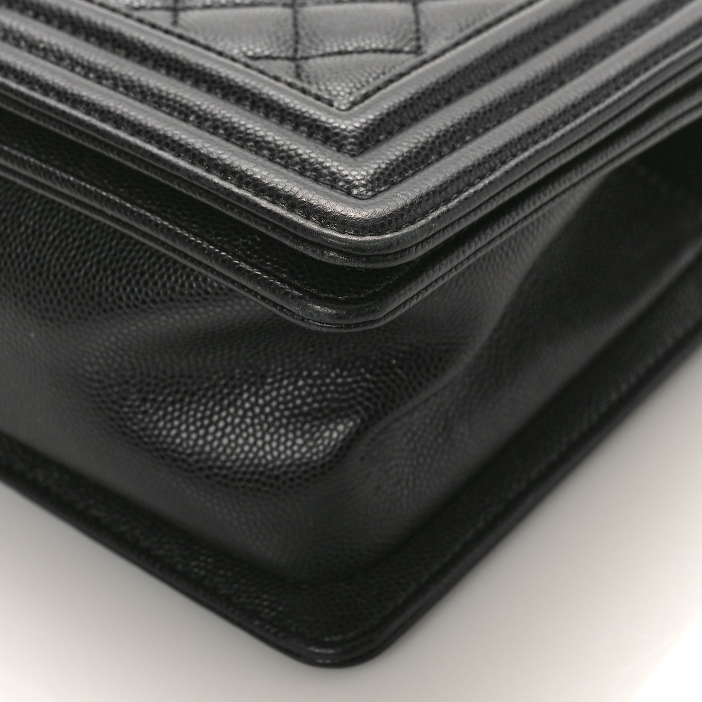 Caviar Quilted Medium Boy Flap Black