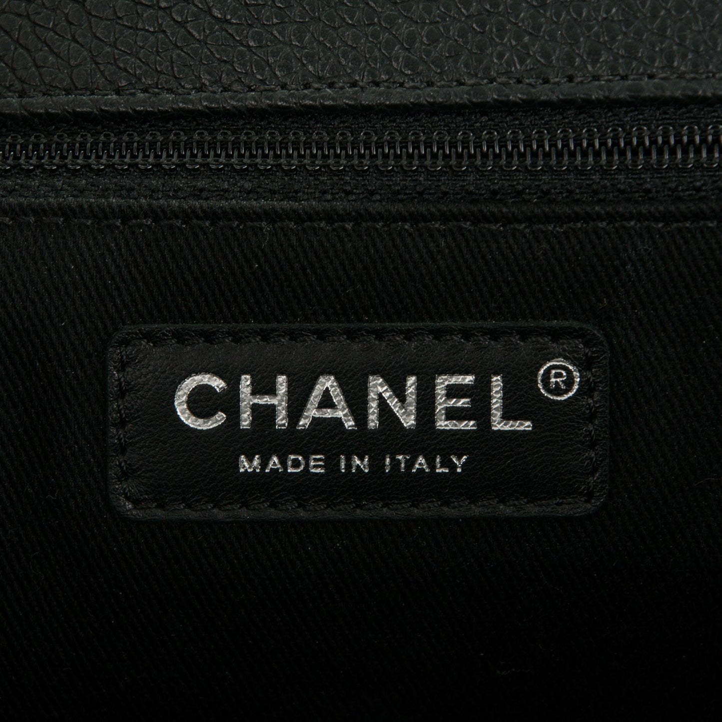 Caviar Quilted Large Round Messenger Flap Black