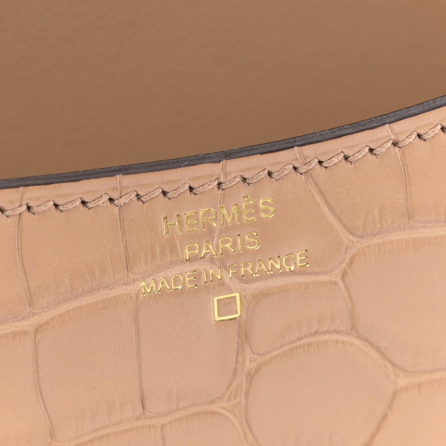 Matte Alligator Constance 18 Chai