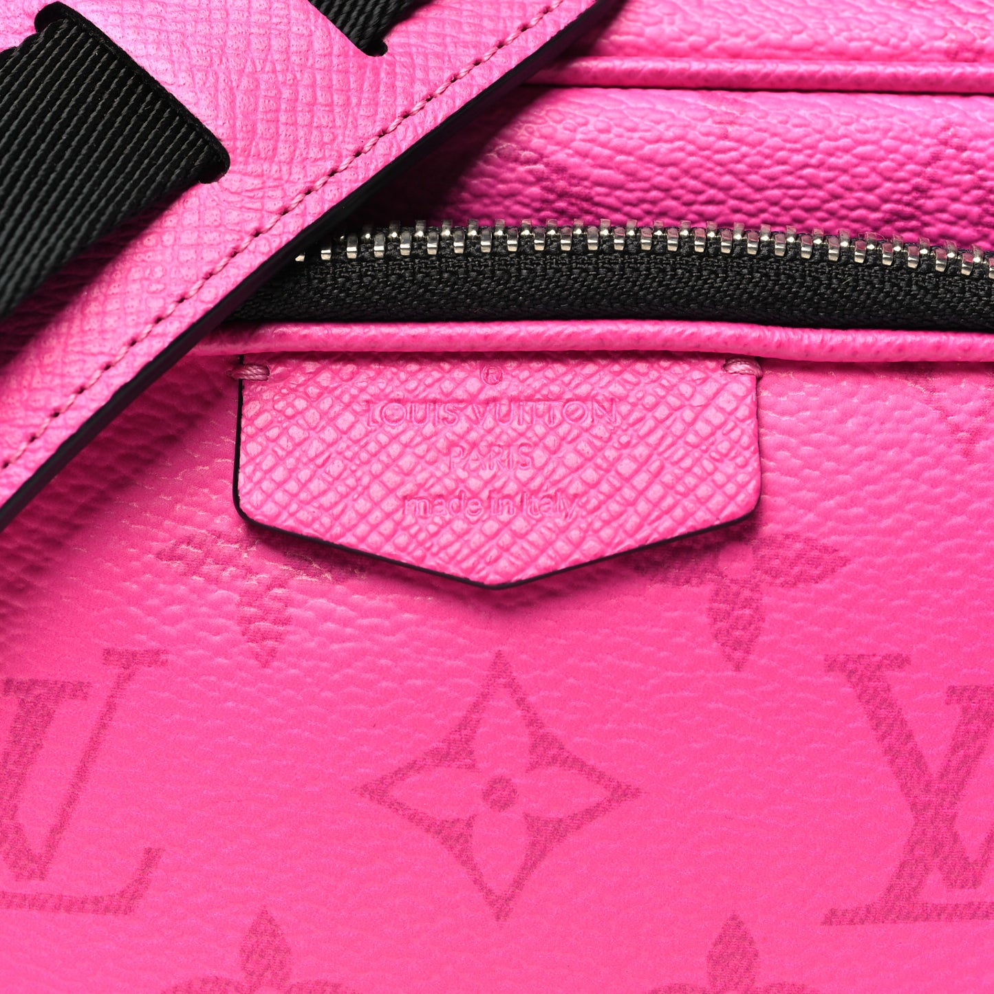 Taigarama Outdoor Pouch Fuchsia