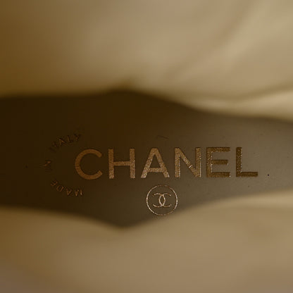 Chanel Calfskin Shearling Lambskin CC Cap Toe Chain Snow Boots 39 Black White 7 of 10