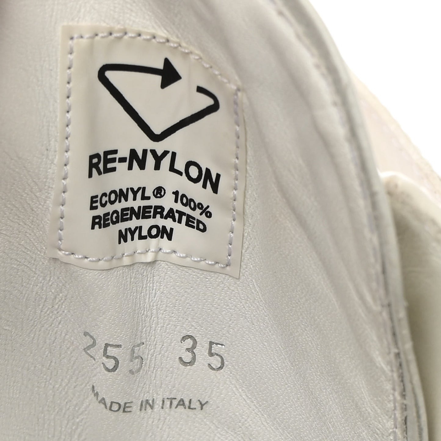 Spazzolato Rois Re-Nylon Metal Triangle Logo Monolith Pouch Pocket 55mm Boots 35 White