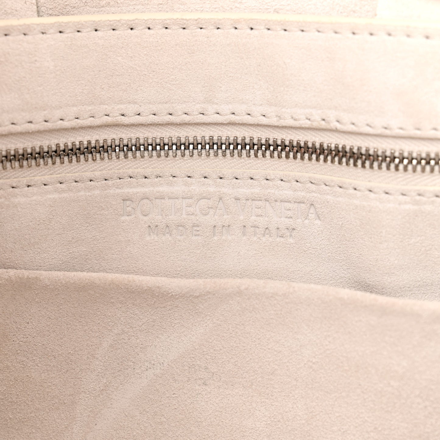 Buffalo Maxi Intrecciato Arco Tool Tote Chalk