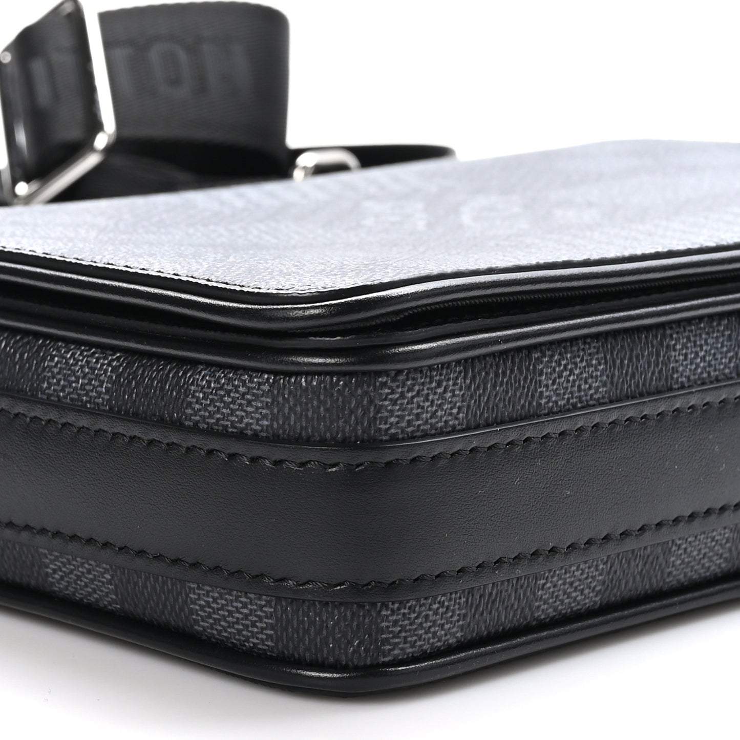 Damier Graphite 3D Studio Messenger
