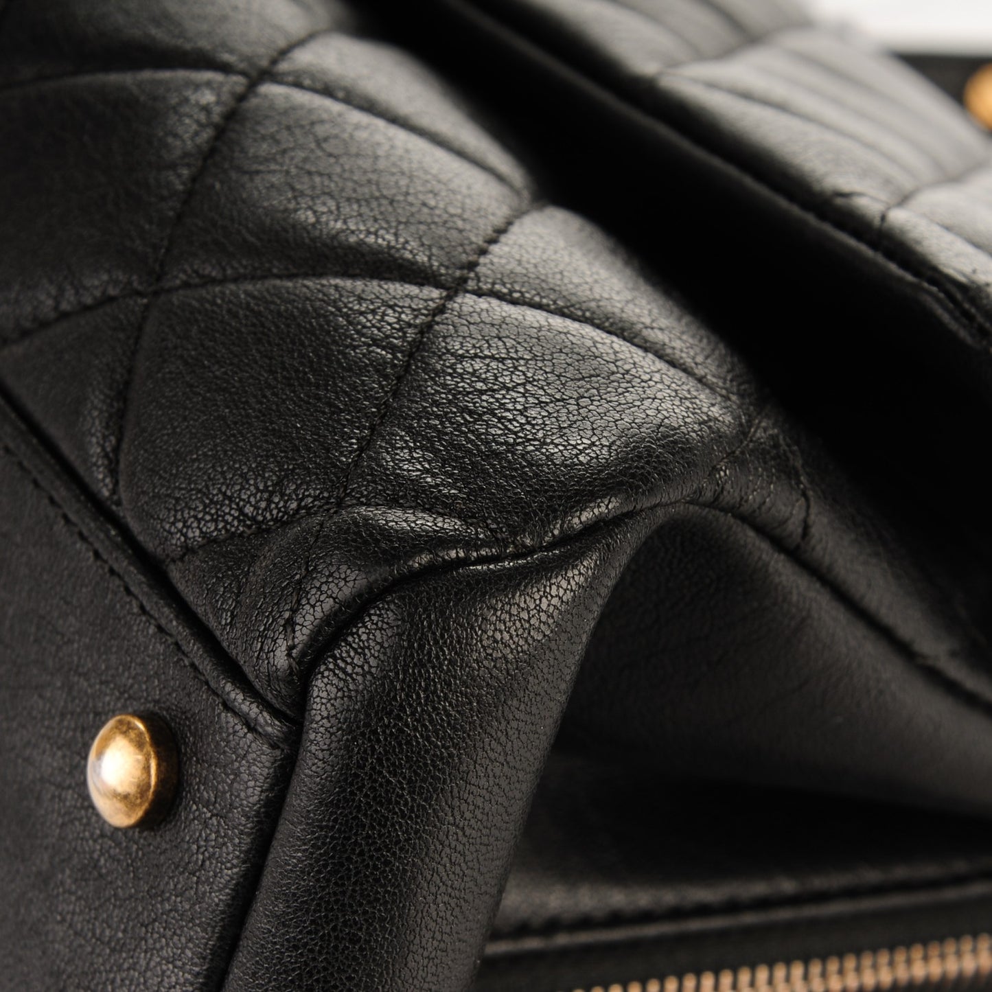 Shiny Sheepskin Quilted Large Trapezio Flap Black