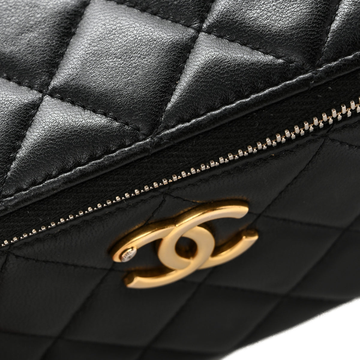Lambskin Quilted Pearl Crush Small Vanity Case With Chain Black