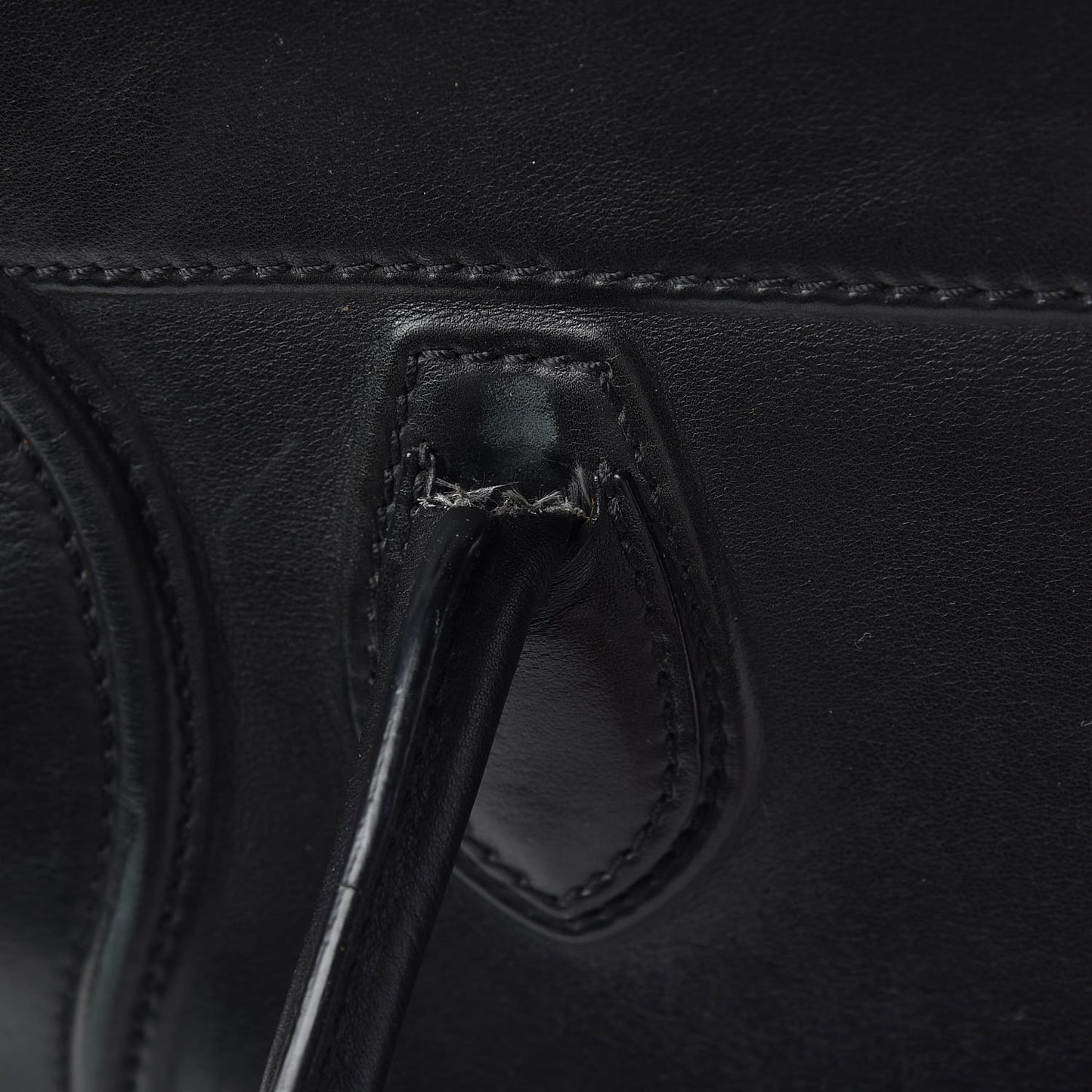 Smooth Calfskin Medium Phantom Luggage Black